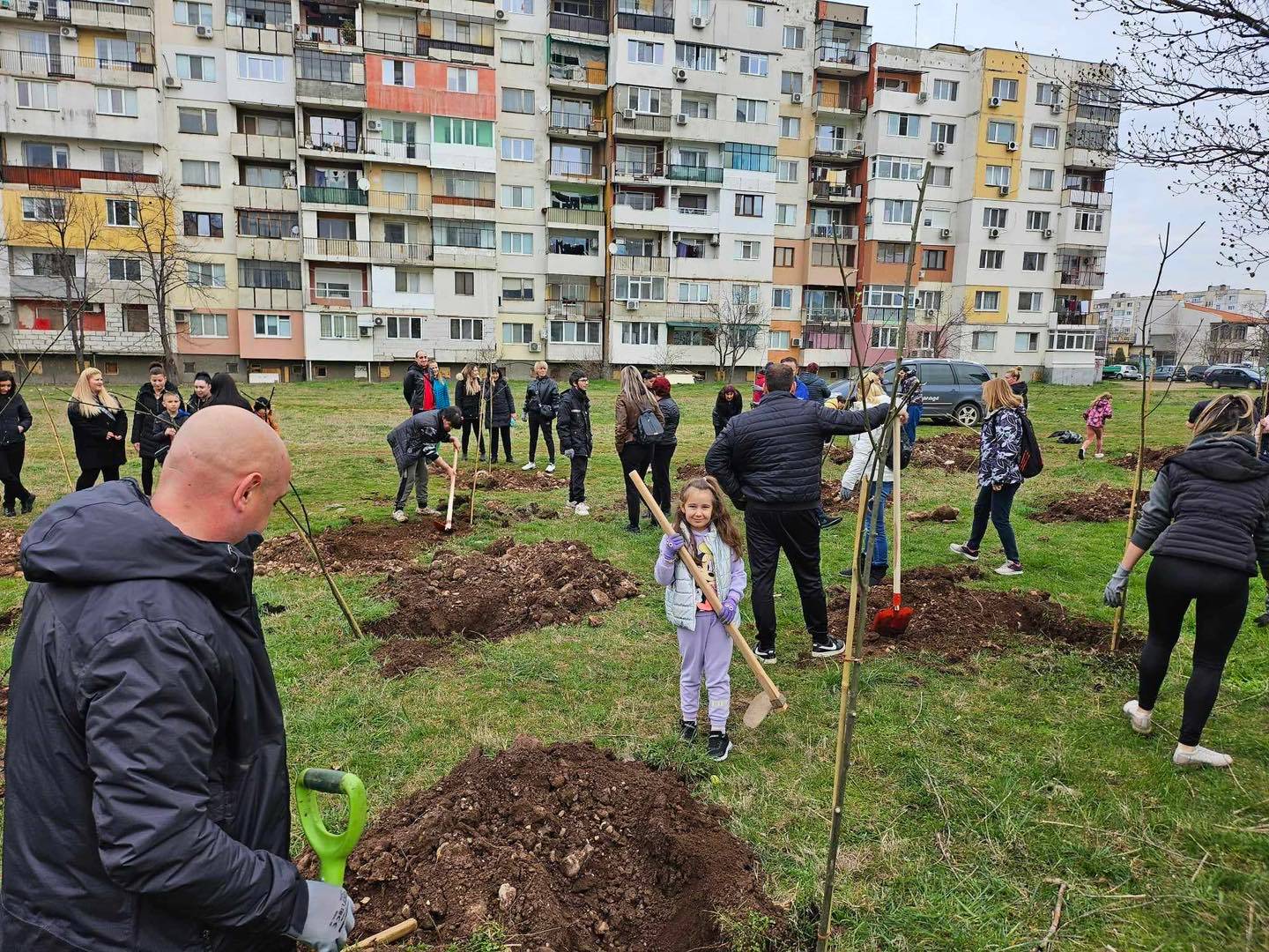 Стотици се включиха в засаждането на дървета във Враца